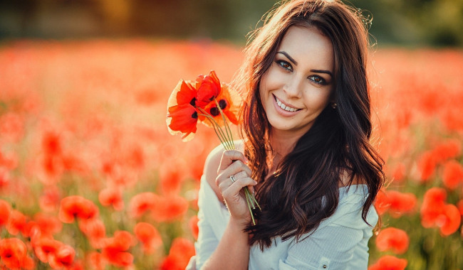 Обои картинки фото девушки, - брюнетки,  шатенки, маки, алые, луг, улыбка