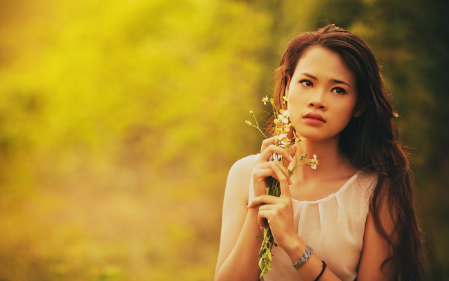 Обои картинки фото девушки, - азиатки, браслет, букетик