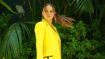 Картинка девушки joey+king шатенка жакет кусты