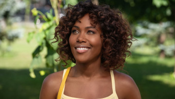 Картинка fatherhood+ +2021+ кино+фильмы fatherhood отцовство dewanda wise lizzie aka swan драма комедия