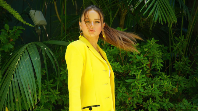 Обои картинки фото девушки, joey king, шатенка, жакет, кусты