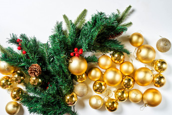 Картинка праздничные украшения шарики шишка ёлка ветка
