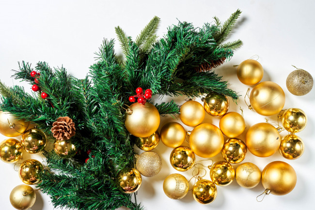 Обои картинки фото праздничные, украшения, шарики, шишка, ёлка, ветка