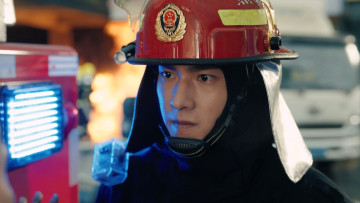 Картинка кино+фильмы fireworks+of+my+heart мужчина лицо каска пожарный техника машина