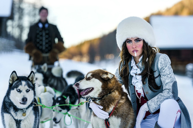 Обои картинки фото девушки, - брюнетки,  шатенки, шатенка, шапка, собаки, хаски, наряд, мужчина, снег