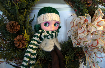 Картинка разное игрушки кукла бант еловые ветки шишки шарфик шапочка