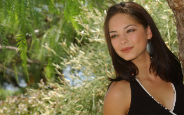 Картинка Kristin+Kreuk девушки   в саду