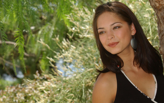 Обои картинки фото Kristin Kreuk, девушки, , , в, саду