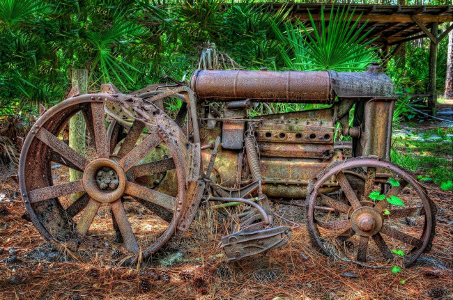 Обои картинки фото разное, развалины, руины, металлолом, старый, трактор, железо