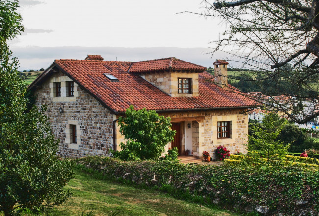 Обои картинки фото испания, кантабрия, сантильяна, дель, мар, города, здания, дома, сад, поля, дом