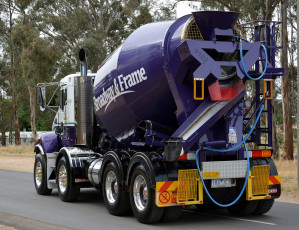 Картинка kenworth автомобили kenworth+ выставка улица тягач седельный грузовик тяжелый