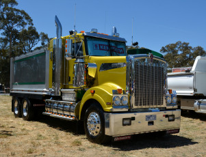 Картинка kenworth+t909 автомобили kenworth+ выставка улица тяжелый грузовик седельный тягач