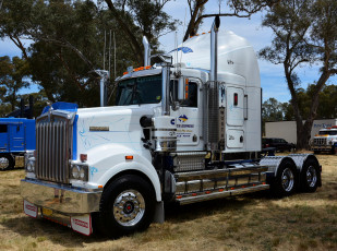 Картинка kenworth+t950 автомобили kenworth+ выставка улица тяжелый тягач седельный грузовик