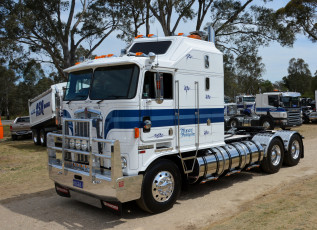 Картинка k100e+bigcab+kenworth автомобили kenworth+ выставка улица тягач седельный грузовик тяжелый