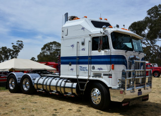 Картинка kenworth автомобили kenworth+ выставка улица седельный грузовик тяжелый тягач