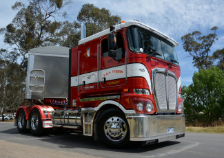 Картинка k200+kenworth автомобили kenworth+ выставка улица тягач седельный грузовик тяжелый