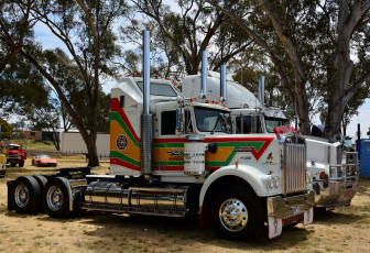 Картинка kenworth автомобили kenworth+ выставка улица тягач седельный грузовик тяжелый