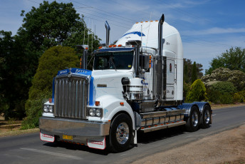 Картинка t950+kenworth автомобили kenworth+ выставка улица тяжелый седельный грузовик тягач