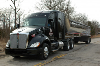 Картинка kenworth+-+bogler+t680+52in автомобили kenworth+ выставка улица тяжелый грузовик седельный тягач