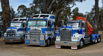 Картинка kenworths автомобили kenworth+ выставка улица тяжелый тягач седельный грузовик