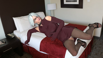 Картинка 3д+графика люди+ people девушка взгляд фон диван блондинка подушки чулки светильник