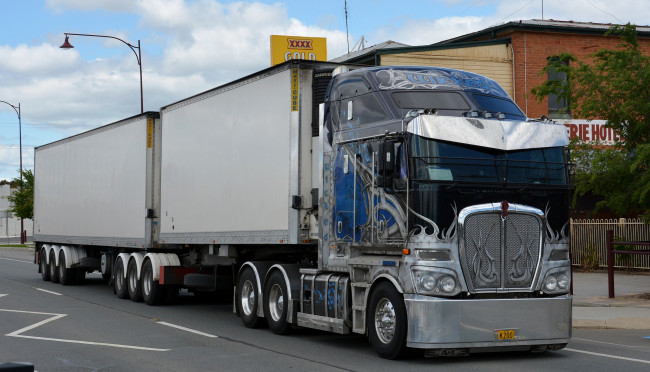 Обои картинки фото bigcab k200 kenworth, автомобили, kenworth , выставка, улица, тяжелый, грузовик, седельный, тягач