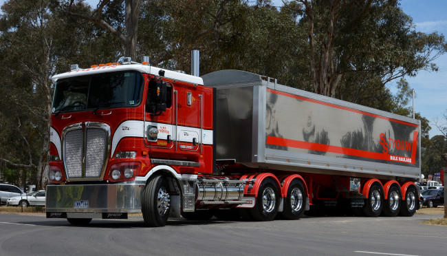 Обои картинки фото kenworth, автомобили, kenworth , выставка, улица, тягач, седельный, грузовик, тяжелый