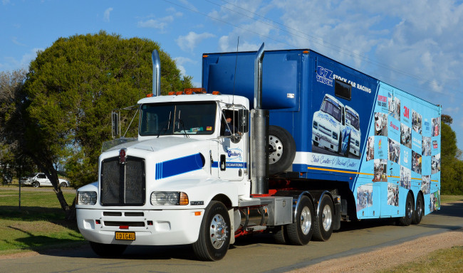 Обои картинки фото kenworth, автомобили, kenworth , выставка, улица, тяжелый, грузовик, седельный, тягач