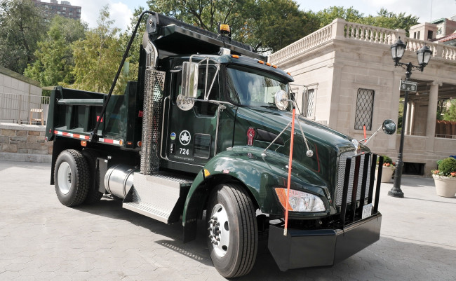 Обои картинки фото kenworth - nyc parks t370 hybrid, автомобили, kenworth , выставка, улица, тяжелый, грузовик, седельный, тягач
