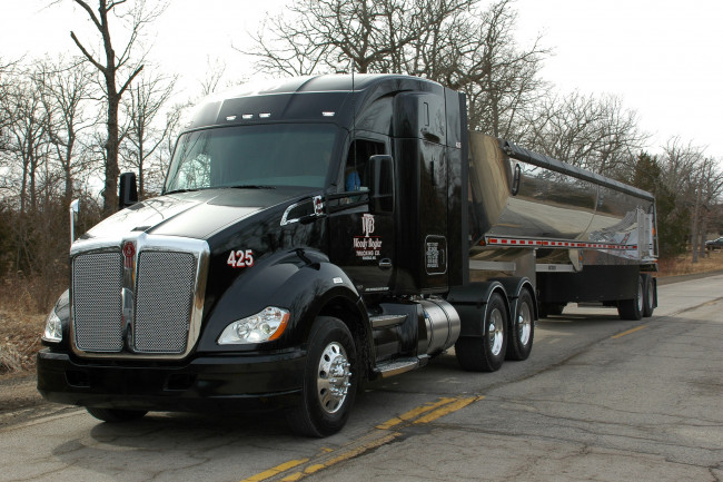 Обои картинки фото kenworth - bogler t680 52in, автомобили, kenworth , выставка, улица, тяжелый, грузовик, седельный, тягач