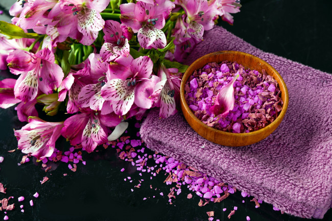 Обои картинки фото цветы, альстромерия, сиреневый, лепестки, полотенце