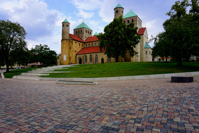 Обои картинки фото hildesheim st,  michael`s church, города, - католические соборы,  костелы,  аббатства, площадь, газон, храм