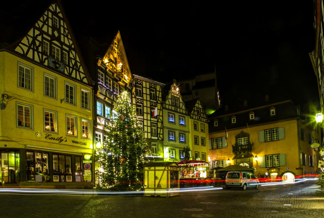Обои картинки фото кохем германия, города, кохем , германия, cochem, ночь, дома, елка, год, новый, площадь, огни