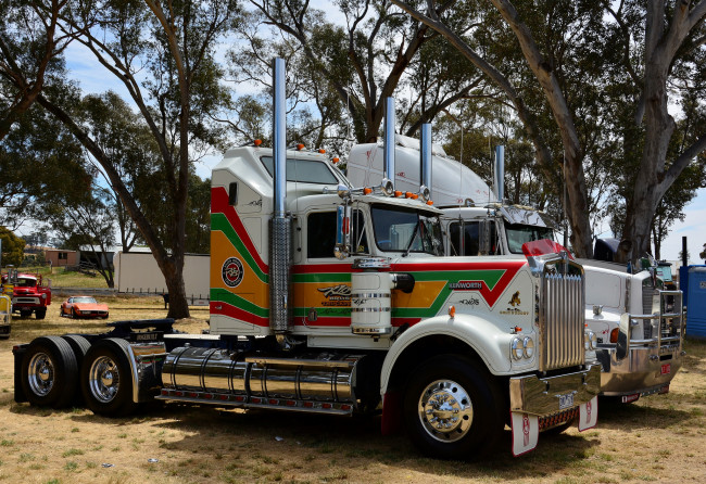 Обои картинки фото kenworth, автомобили, kenworth , выставка, улица, тягач, седельный, грузовик, тяжелый