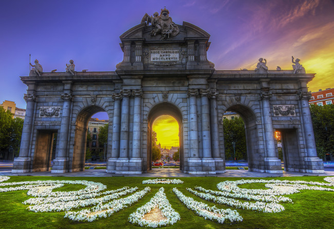 Обои картинки фото la puerta de alcala&, 769, города, - памятники,  скульптуры,  арт-объекты, парк, газон, арка