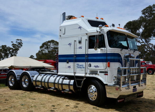 Обои картинки фото kenworth, автомобили, kenworth , выставка, улица, седельный, грузовик, тяжелый, тягач