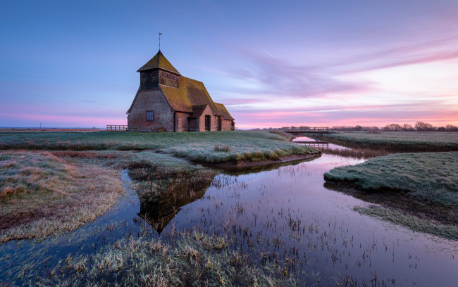 Обои картинки фото города, - католические соборы,  костелы,  аббатства, река, поле, храм