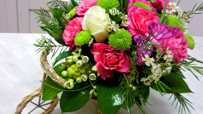 Обои картинки фото цветы, букеты,  композиции, зелень, хризантемы, розы, бабочка