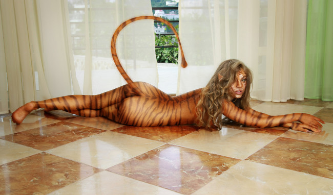 Обои картинки фото разное, компьютерный дизайн, взгляд, фон, хвост, тигр, девушка