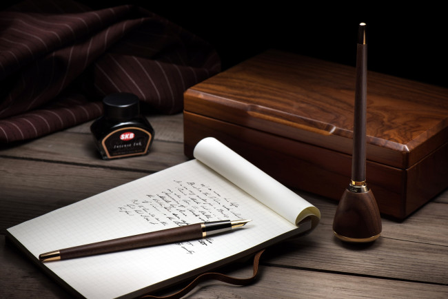 Обои картинки фото разное, канцелярия,  книги, блокнот, чернила, ручка