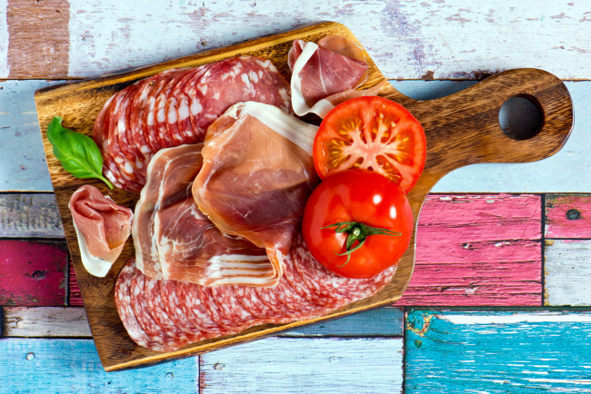 Обои картинки фото еда, колбасные изделия, помидоры, базилик, сервелат, салями, ветчина, томаты