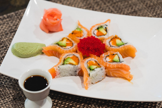 Обои картинки фото еда, рыба,  морепродукты,  суши,  роллы, кухня, роллы, икра, васаби, имбирь, японская