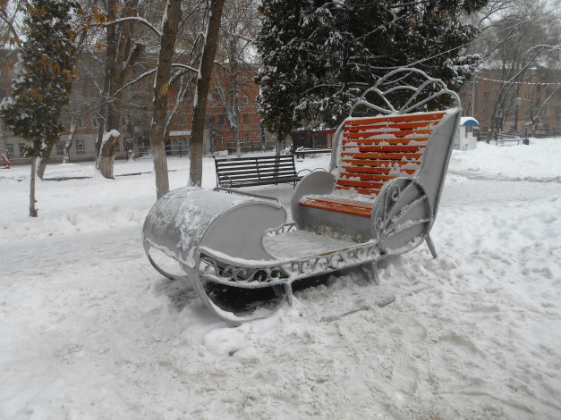 Обои картинки фото разное, садовые и парковые скульптуры, шар, дед, мороз