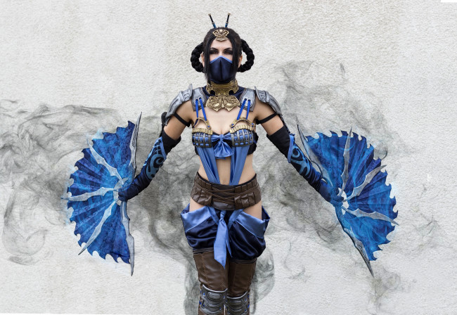 Обои картинки фото разное, cosplay , косплей, девушка, веер, униформа, взгляд, фон, xxanemonaxx