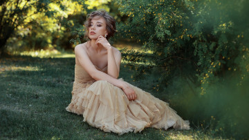 Картинка девушки -+брюнетки +шатенки лужайка акация шатенка