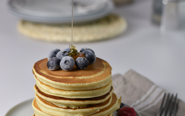 Обои картинки фото еда, блины,  оладьи, оладьи, черника, мед