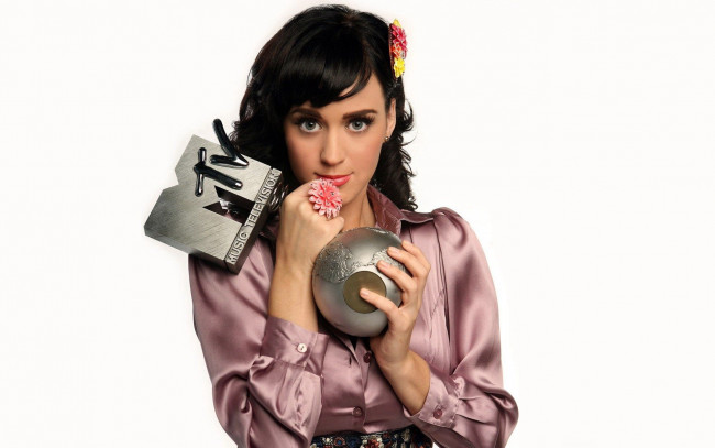 Обои картинки фото музыка, katy perry, певица, брюнетка, блузка, приз