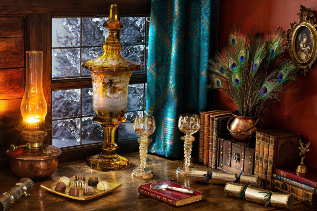 Обои картинки фото еда, натюрморт, лампа, графин, бокалы, конфеты