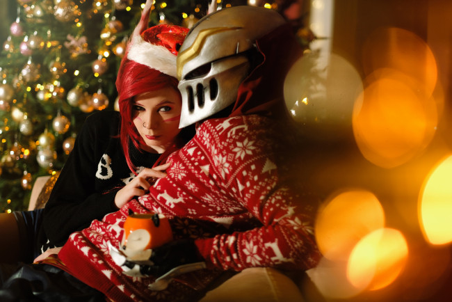 Обои картинки фото разное, маски,  карнавальные костюмы, костюмы, маска, девушка, мужчина, диван, чашка, ёлка