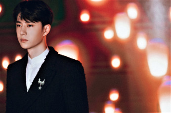 Картинка мужчины wang+yi+bo актер пиджак брошь